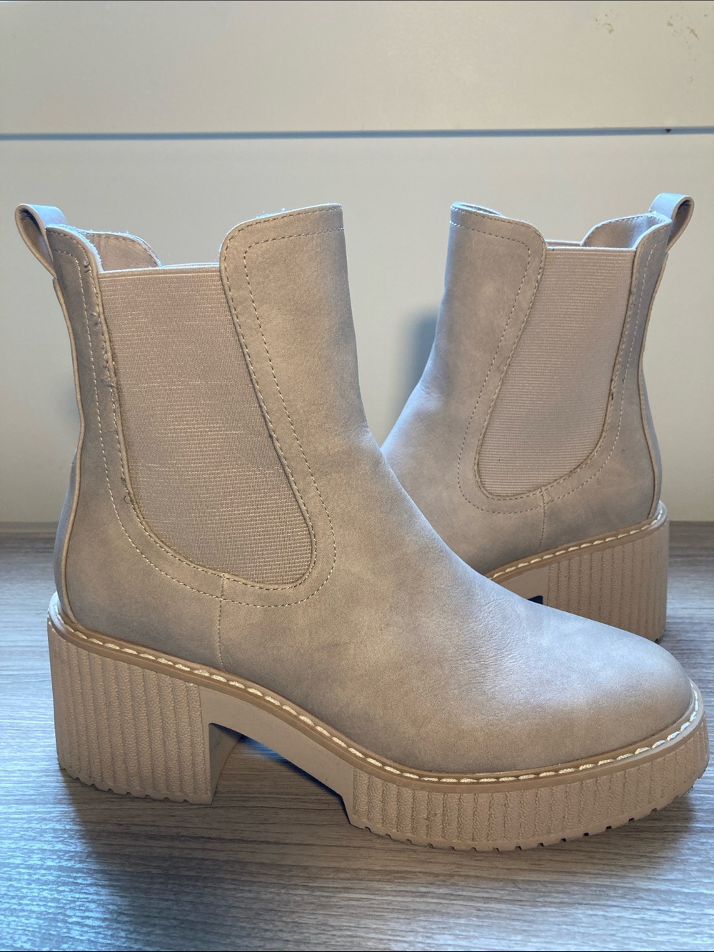 DV by Dolce Vita Danda Darrel  block Heeled Booties 7